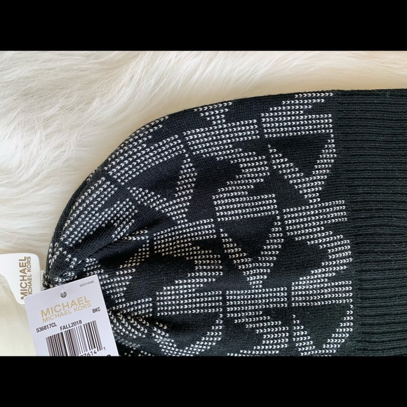 BNWT Michael Kors Logo Beanie - Picture 4 of 5